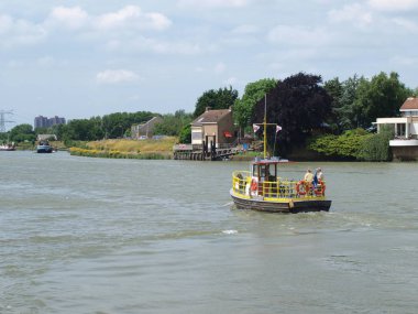 Hollandsche Nehri üzerinde Ouderkerk en Nieuwerkerk aan den IJssel arasında küçük bir feribot..