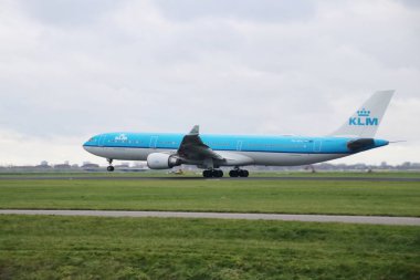 PH-Aka Klm Royal Hollanda Hava Yolları'nın Airbus A330-303 Polderbaan (18r - 36l) Hollanda'da Amsterdam schiphol Havaalanı üzerinde çıkış.