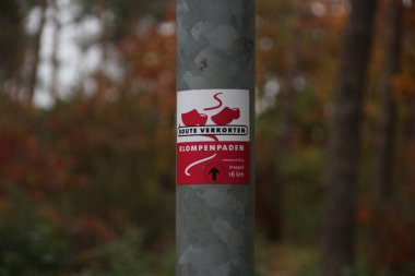 Gelderland, Hollanda Veluwe bir takunya yolun yönü yürüyüş için kayıt