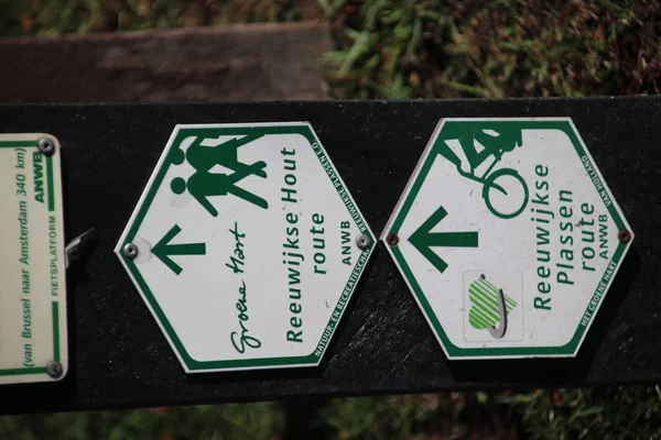 Reeuwijkse Hout Groene Hart 绿色和白色的徒步和的方向标志 — 图库照片