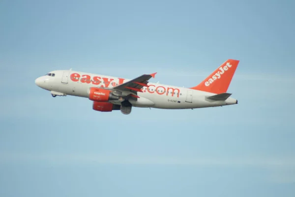 Ezaf Easyjet Airbus A319 Vertrekt Vanaf Kaagbaan Van Schiphol Amsterdam — Stockfoto