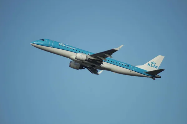 Ezh Klm Cityhopper Embraer Erj 190Std Sale Desde Kaagbaan Schiphol — Foto de Stock