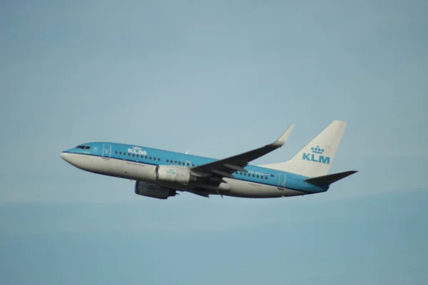 Bgo Klm 荷兰皇家航空公司波音737 7K2 从荷兰阿姆斯特丹史基浦的 Kaagbaan — 图库照片