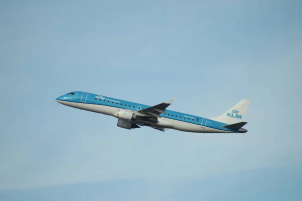 Ezp Klm Cityhopper Embraer Erj 190Std Sale Desde Kaagbaan Schiphol — Foto de Stock