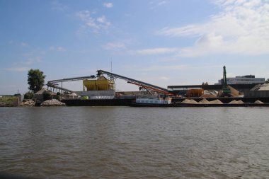Riverside Nehri'nin Noord Dordrecht arasındaki Krimpen şirketlerinde, vinçler