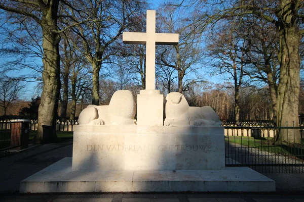 Grabsteine Und Statuen Auf Dem Militärischen Ehrenfeld Auf Dem Grebberberg — Stockfoto