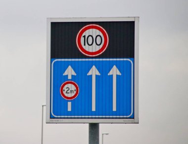 Küçük lane 3 ve dinamik hız sınırı işareti 100 kilometre ile A12 otoyolu açık sürüş yolları gösteren oklar