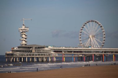 İskele ve Lahey Kuzey Denizi sahilde yakın Scheveningen Plajı, dönme dolap