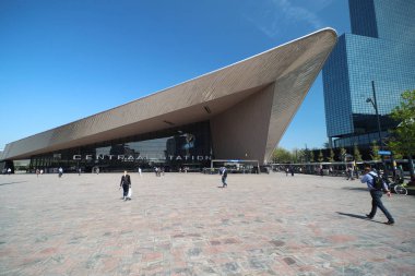 Geniş açı Centraal station Rotterdam Uluslararası Tren İstasyonu ön girişi adlı