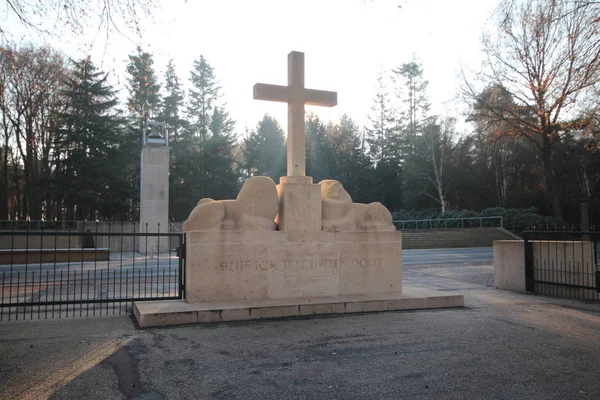 Grabsteine Und Statuen Auf Dem Militärischen Ehrenfeld Auf Dem Grebberberg — Stockfoto