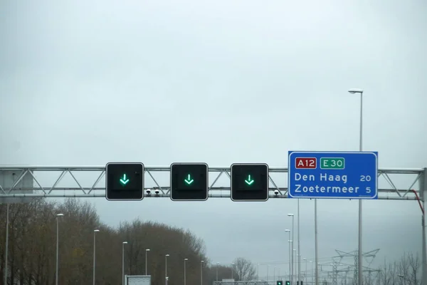 Zielona Strzałka Powyżej Pasa Jazdy Wskazując Jej Otworzyć Autostrady A12 — Zdjęcie stockowe