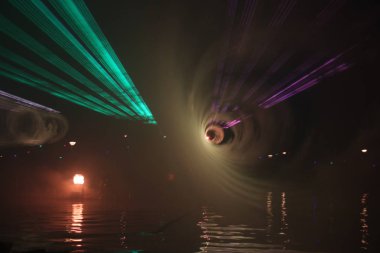 Nieuwerkerk aan den Ijssel Vlootschouw olay sırasında halka kanalında Zuidplaspolder renkli lasershow.