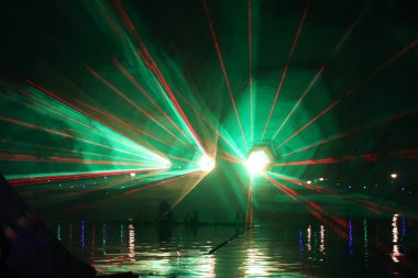 Nieuwerkerk aan den Ijssel Vlootschouw olay sırasında halka kanalında Zuidplaspolder renkli lasershow.
