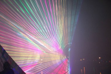 Nieuwerkerk aan den Ijssel Vlootschouw olay sırasında halka kanalında Zuidplaspolder renkli lasershow.