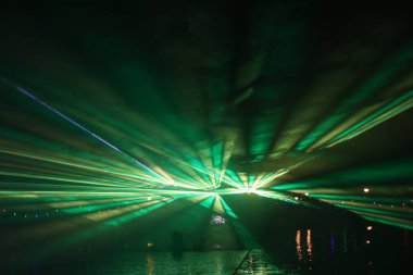 Nieuwerkerk aan den Ijssel Vlootschouw olay sırasında halka kanalında Zuidplaspolder renkli lasershow.