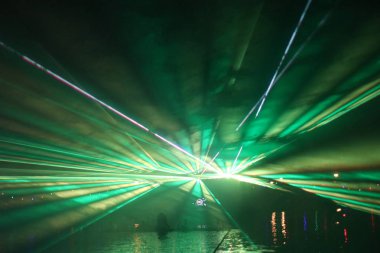 Nieuwerkerk aan den Ijssel Vlootschouw olay sırasında halka kanalında Zuidplaspolder renkli lasershow.