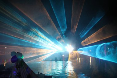 Nieuwerkerk aan den Ijssel Vlootschouw olay sırasında halka kanalında Zuidplaspolder renkli lasershow.