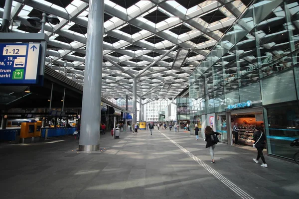 丹哈格中央火车站在海牙重建与现代建筑 — 图库照片