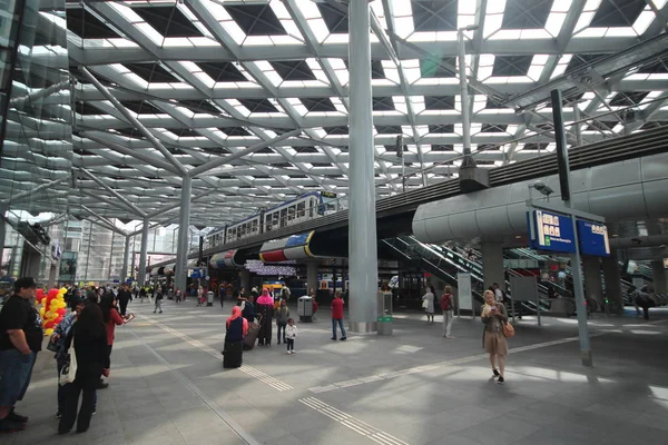 丹哈格中央火车站在海牙重建与现代建筑 — 图库照片
