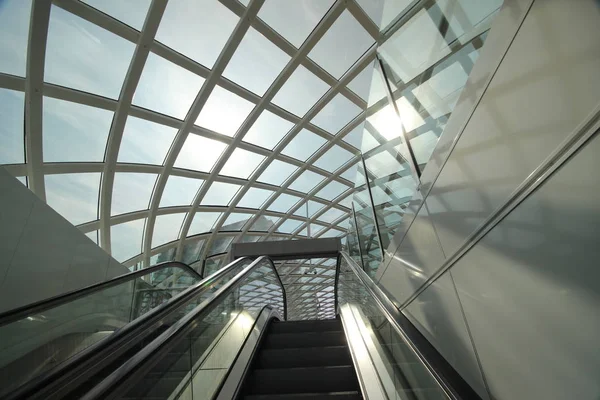 新しい近代的な地下鉄駅地下鉄 Randstadrail ハーグ ロッテルダムが今もライトレール接続経由で中央駅 ハーグ — ストック写真
