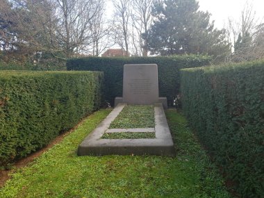 1945 yılında Lahey bölgesinde Bezuidenhout bombalama mağdurları için toplu mezar, nerede V2 başlatmak bitki yerine bir yerleşim bölgesi vurmak İngiliz Hava Kuvvetleri tarafından. 435 masum sakinleri öldürüldü