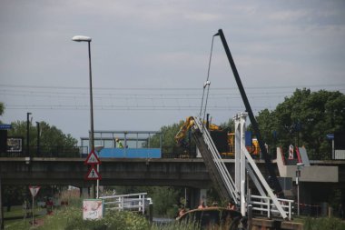 Açık ahşap asma köprü arka plan bakım vinç Nieuwerkerk aan den IJssel içinde Tren yolda sürüş sırasında halka kanalda