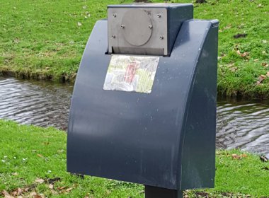 Çöp kutusu sokakta köpek sahipleri daha önce torba ve havai fişek zarar önlemek için kapalı