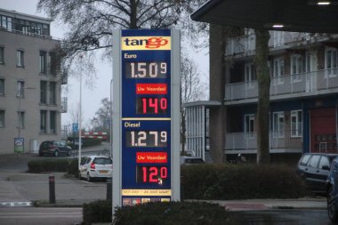 Litre başına Euro fiyatları geçerli Nieuwerkerk köyü aan den Ijssel Tango benzin istasyonu