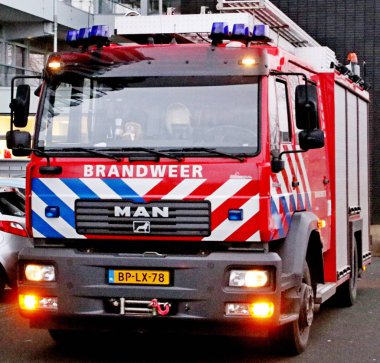Polis memuru polis arabası moordrechtboog N457 Moordrecht Hollanda içinde adlı yolda lazer silahı üzerinden hızlı ölçme arkasında olduğunu