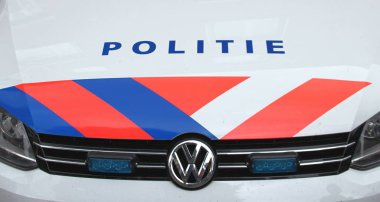 Bir polis arabası üzerinde mavi ve kırmızı şeritleme ile açın logo Hollanda polisinin adlı
