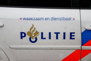 Bir polis arabası üzerinde mavi ve kırmızı şeritleme ile açın logo Hollanda polisinin adlı
