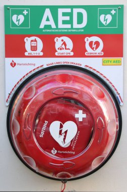 AED (otomatik harici defibrilatör) ağ için civarda Lahey kullanım için duvardaki