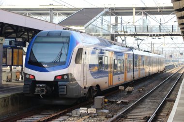 Yeni sprinter türü Stadler flört Dordrecht İstasyonu platform boyunca yerel commuters için.