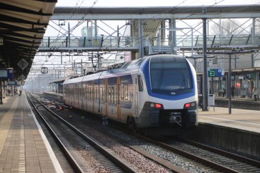 Yeni sprinter türü Stadler flört Dordrecht İstasyonu platform boyunca yerel commuters için.