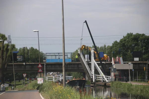 Open Houten Ophaalbrug Het Kanaal Van Ring Terwijl Achtergrond Kraan — Stockfoto