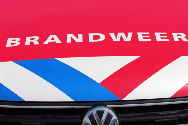 Полицейский находится на заднем сиденье полицейской машины, измеряющей скорость с помощью лазерного пистолета на дороге Moordrechtboog N457 в Moordrecht в Нидерландах
