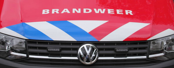 Полицейский находится на заднем сиденье полицейской машины, измеряющей скорость с помощью лазерного пистолета на дороге Moordrechtboog N457 в Moordrecht в Нидерландах
