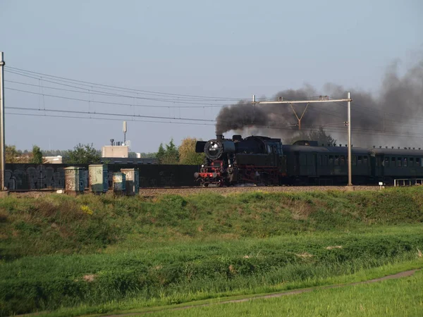Ancien Train Vapeur Musée Avec Fumée Noire Sur Voie Ferrée — Photo