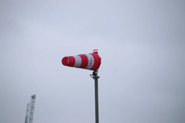 Veleta Meteorológica Con Rayas Rojas Blancas Llenas Viento Puerto Rotterdam — Foto de Stock