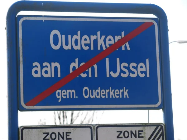 Krimpenerwaard 市一部分的 Ouderkerk Aan Den Ijssel 城区的标志末端 — 图库照片