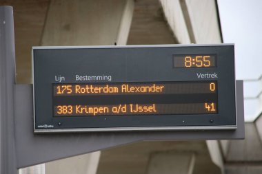 kalkış otobüs metro Metro istasyonunda Nesselande'nın Rotterdam kentinde eastside şehir adlı yeni bir bölgeye bir parçası