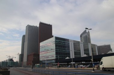 office manzarası ve Metro İstasyonu Den Haag centraal İstasyonu Hollanda busplatform