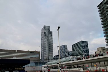 office manzarası ve Metro İstasyonu Den Haag centraal İstasyonu Hollanda busplatform