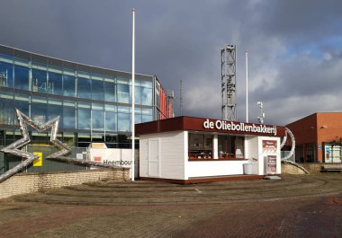 derin yağda kızartılmış üzümlü çörek satış noktası Nieuwerkerk aan den Ijssel buns yeni yıl arifesinde Hollandalı geleneği satılmaktadır