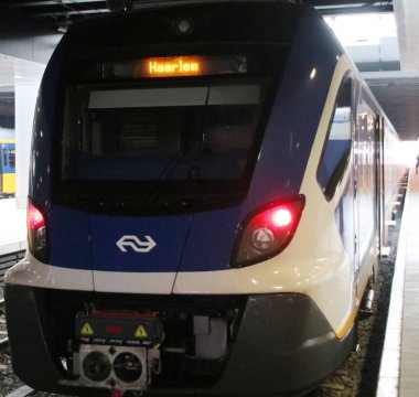 Yeni Tren Caf Civity yazıyı Den Haag Centraal, Lahey Merkez İstasyonu platformu