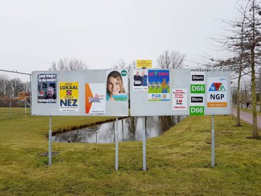 Zuidplas Hollanda Belediyesi seçim için afişlerde birlikte seçim panoda