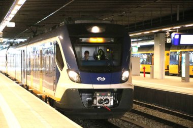 Yeni Tren Caf Civity yazıyı Den Haag Centraal, Lahey Merkez İstasyonu platformu