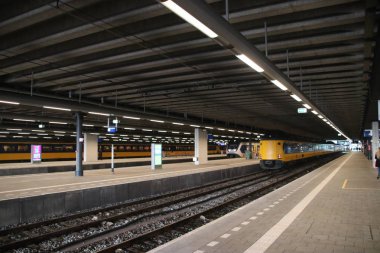 Şehirlerarası ICM türü koploper boyunca Den Haag Centraal İstasyonu platformu