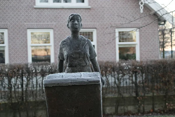 Статуя Женщины Которая Несет Кирпичи Имени Ijsselsteentjes Имени Stenkruister Nieuwerkerk — стоковое фото