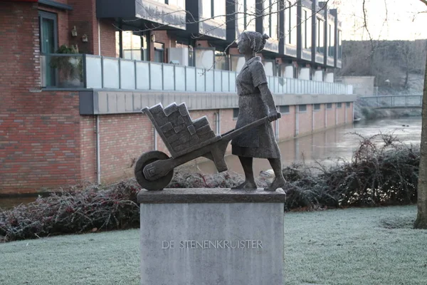 Статуя Женщины Которая Несет Кирпичи Имени Ijsselsteentjes Имени Stenkruister Nieuwerkerk — стоковое фото